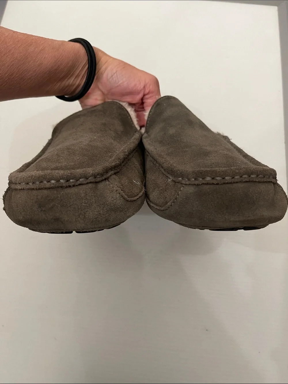 UGG WINTER ASCOT IN AN OLIVE SLIPPERS MENS SIZE 12